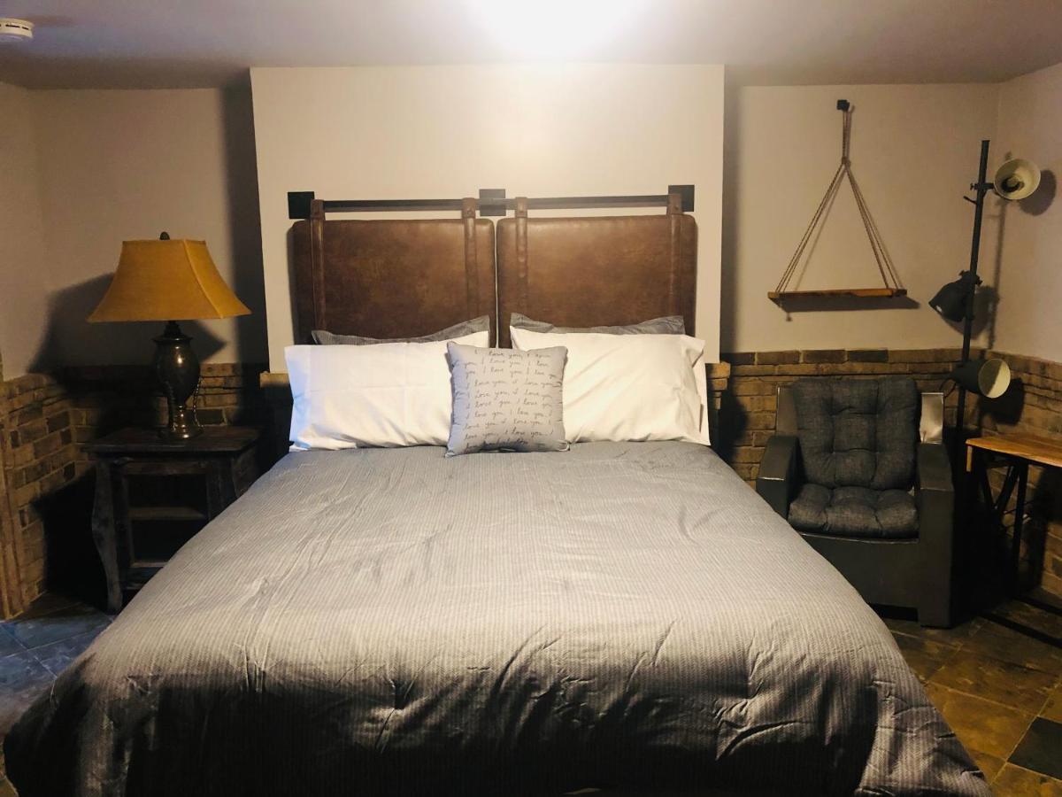 Savannah Sojourn - Time Travelers Retreat 1853 ภายนอก รูปภาพ